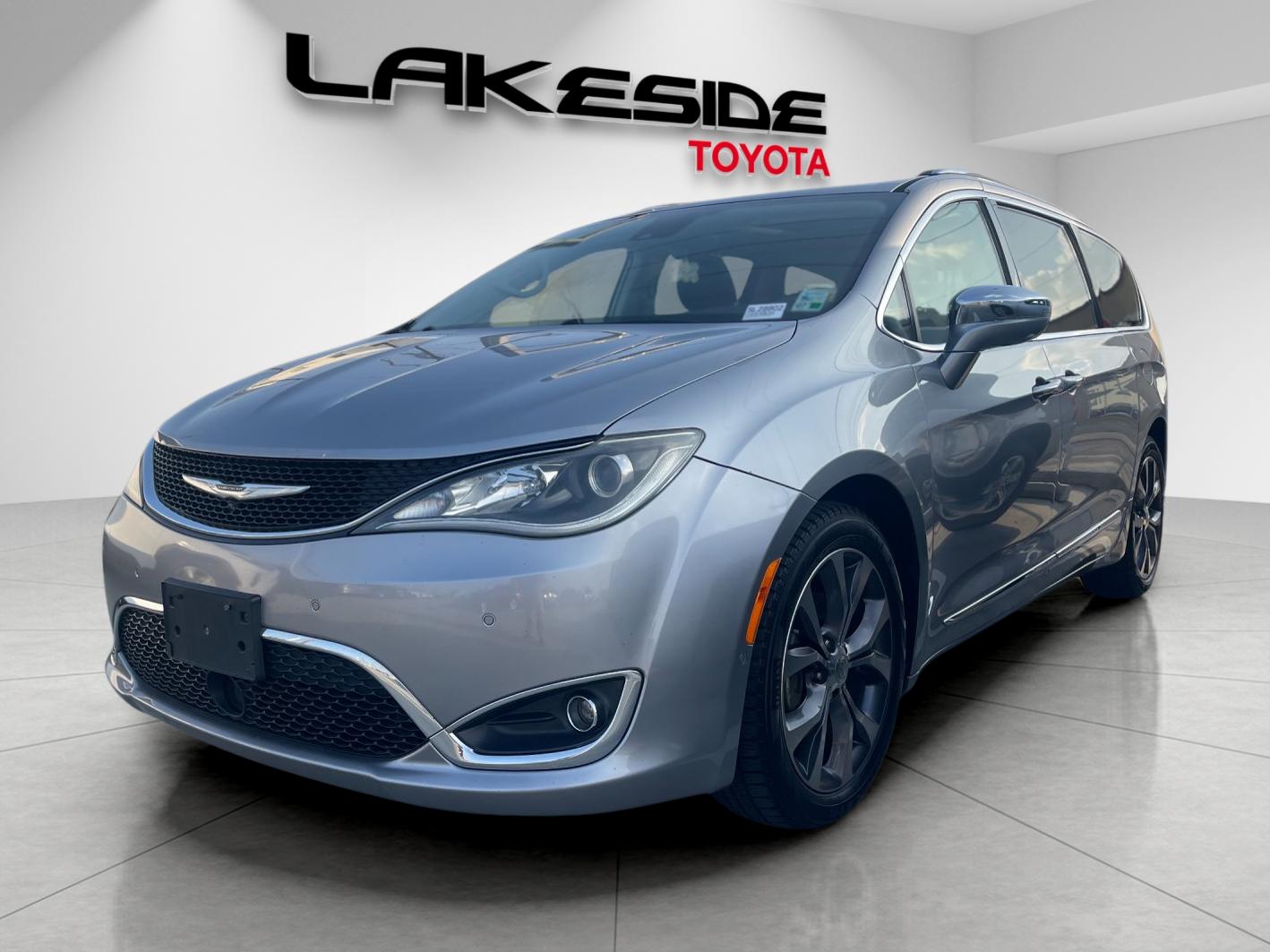 2018 Chrysler Pacifica Limited's photo