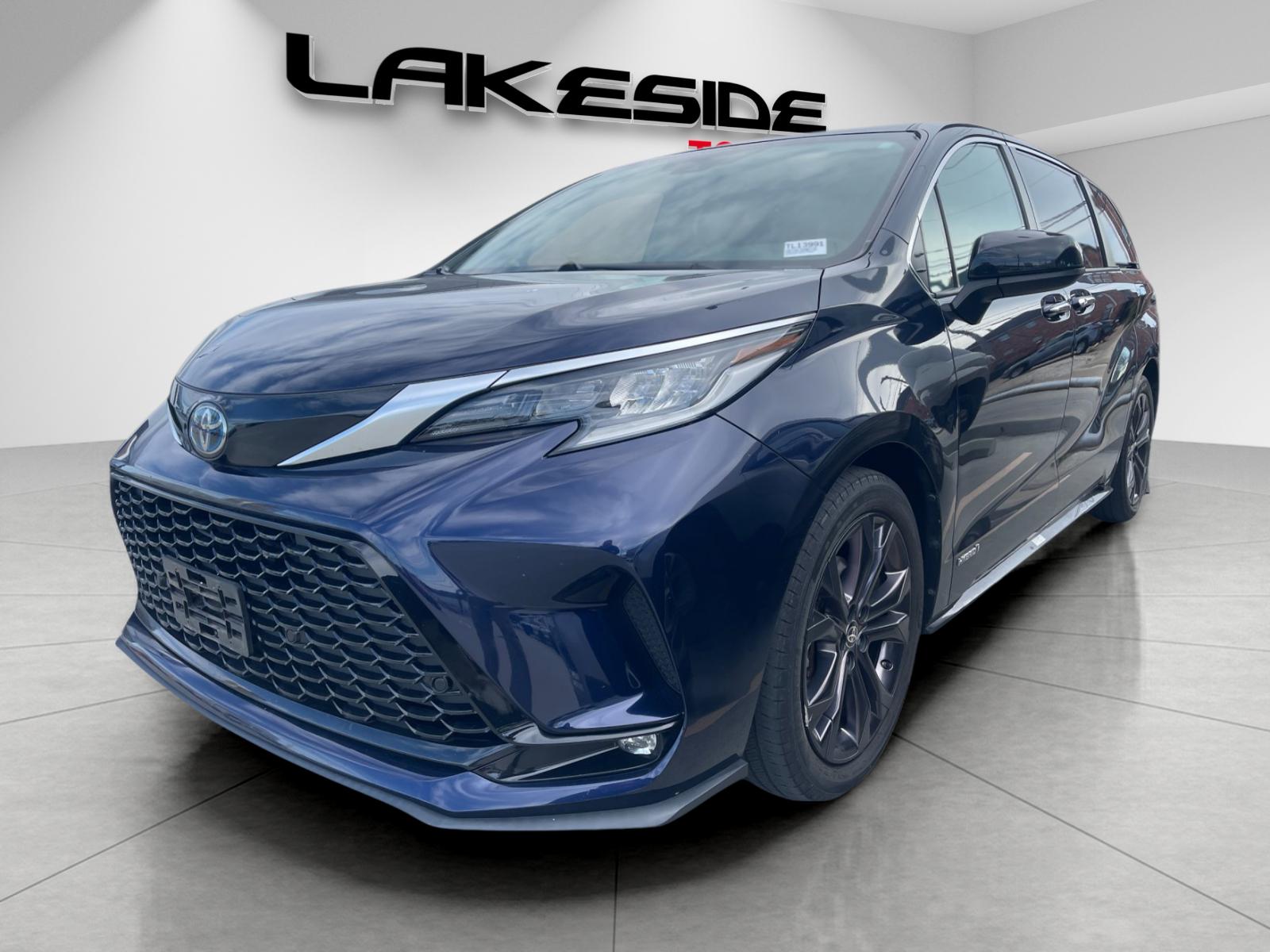 2021 Toyota Sienna XSE's photo