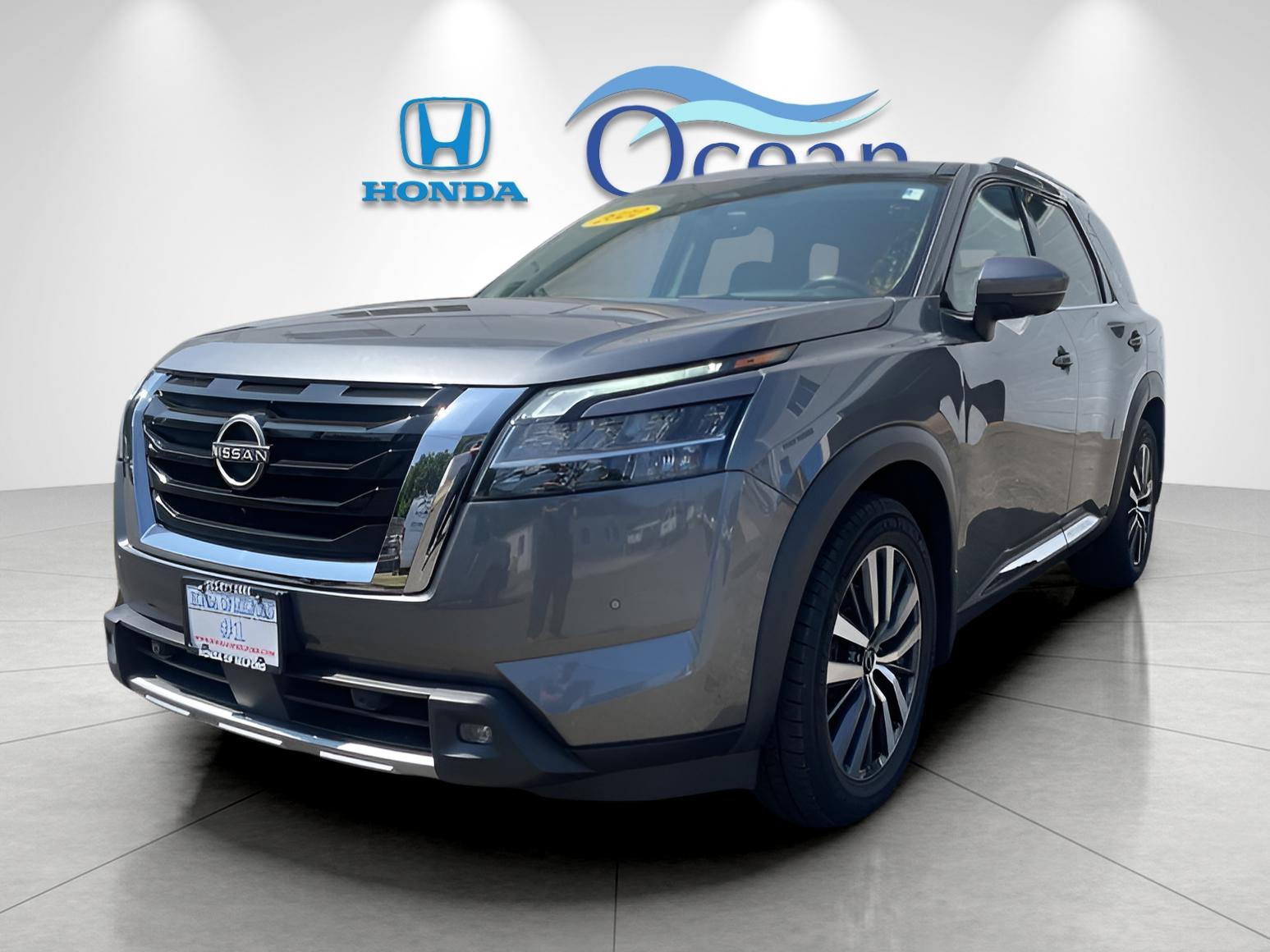 2022 Nissan Pathfinder Platinum's photo