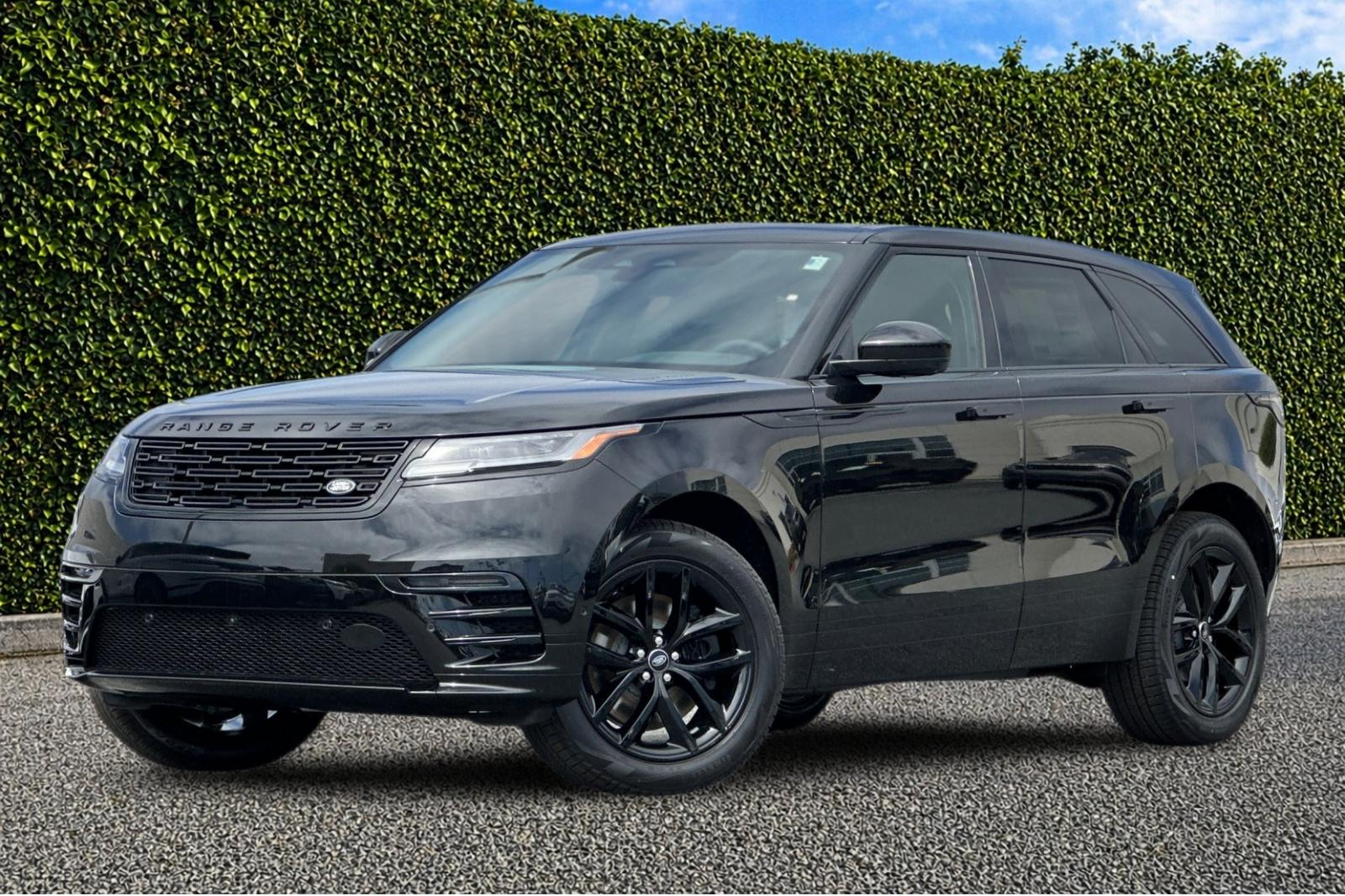 New 2026 Santorini Black Land Rover Dynamic SE image 2