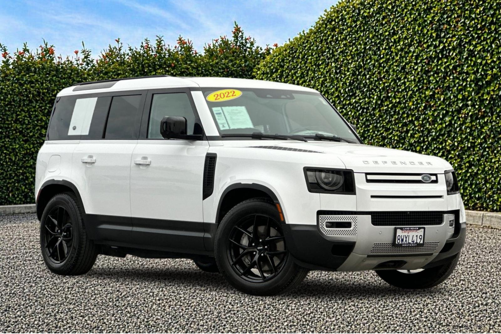Used 2022 White Land Rover SE image 2