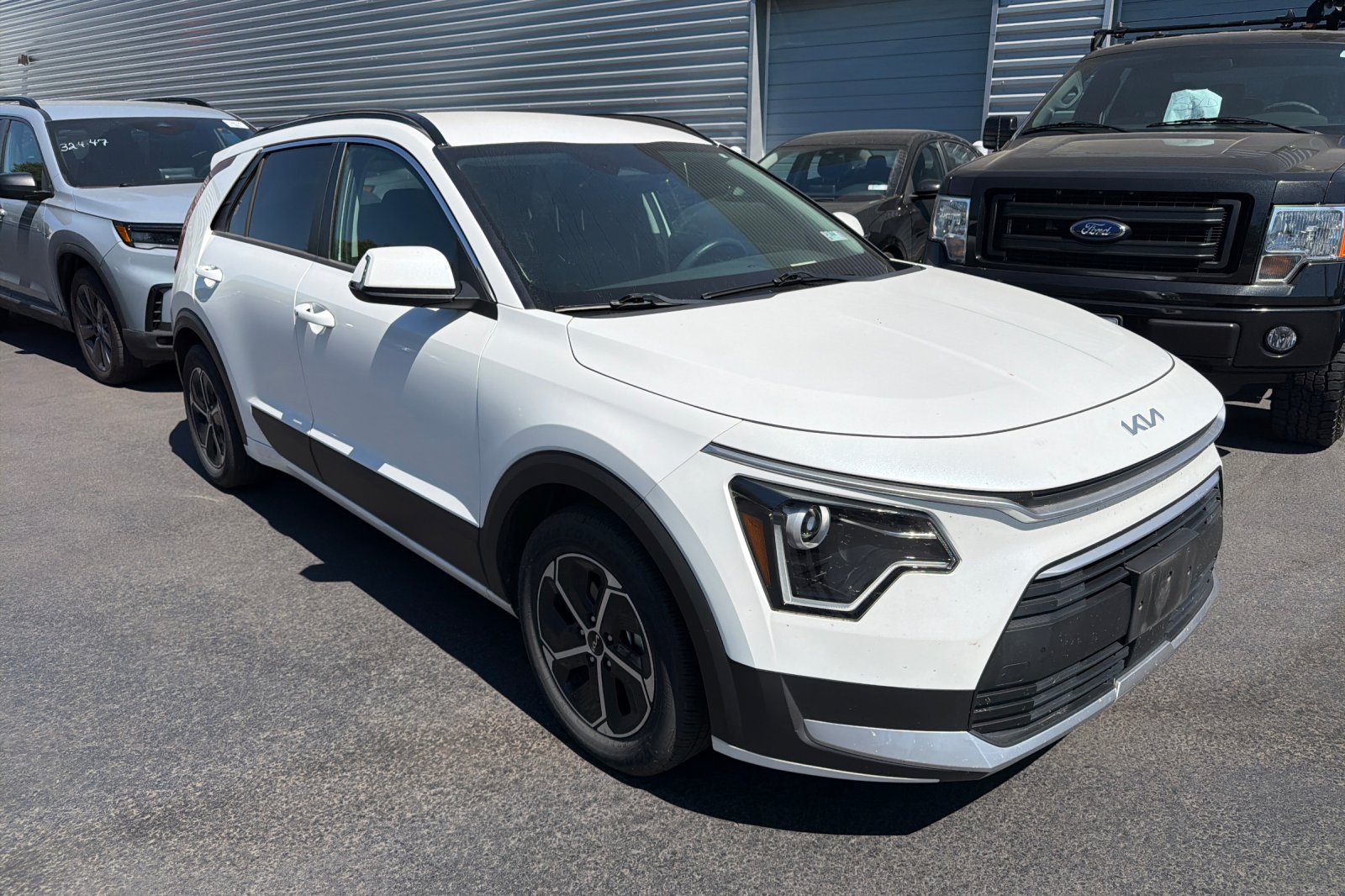 Used 2023 White Kia EX image 2