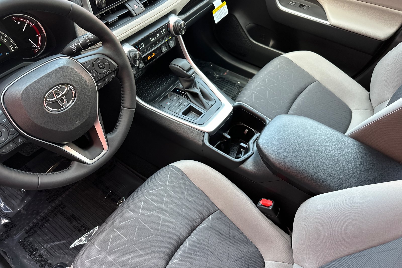 2025 Toyota RAV4 XLE photo 6