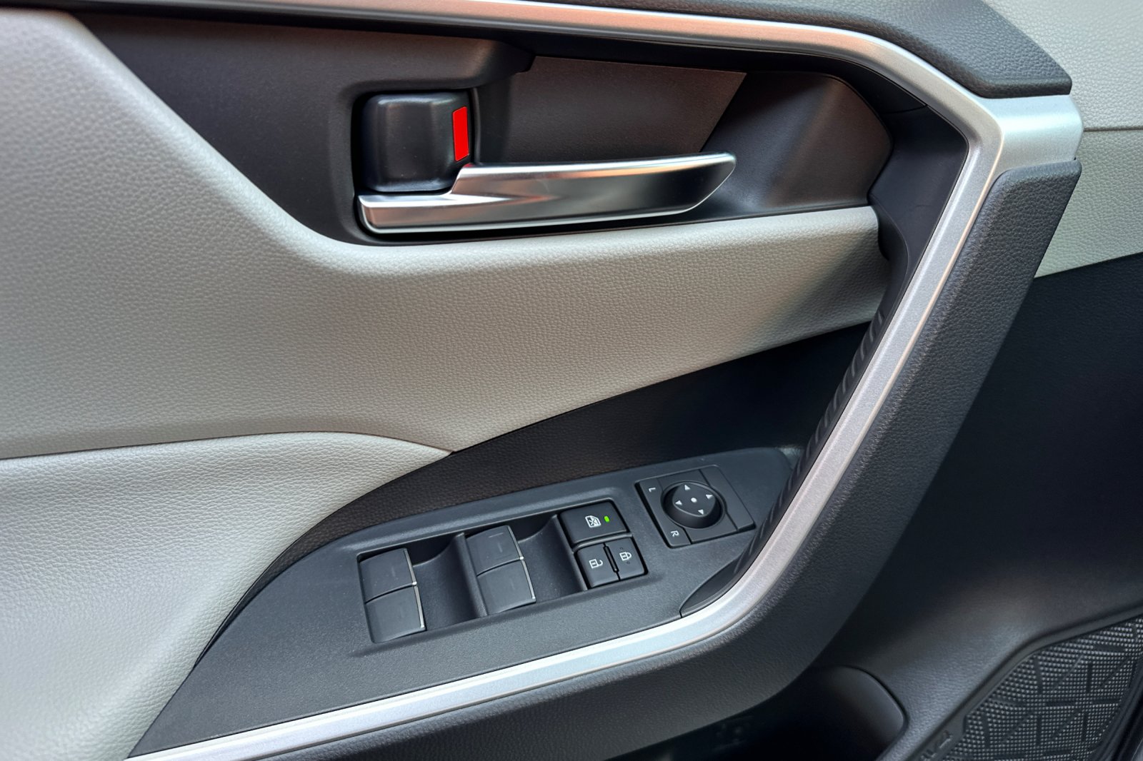 2025 Toyota RAV4 XLE photo 7