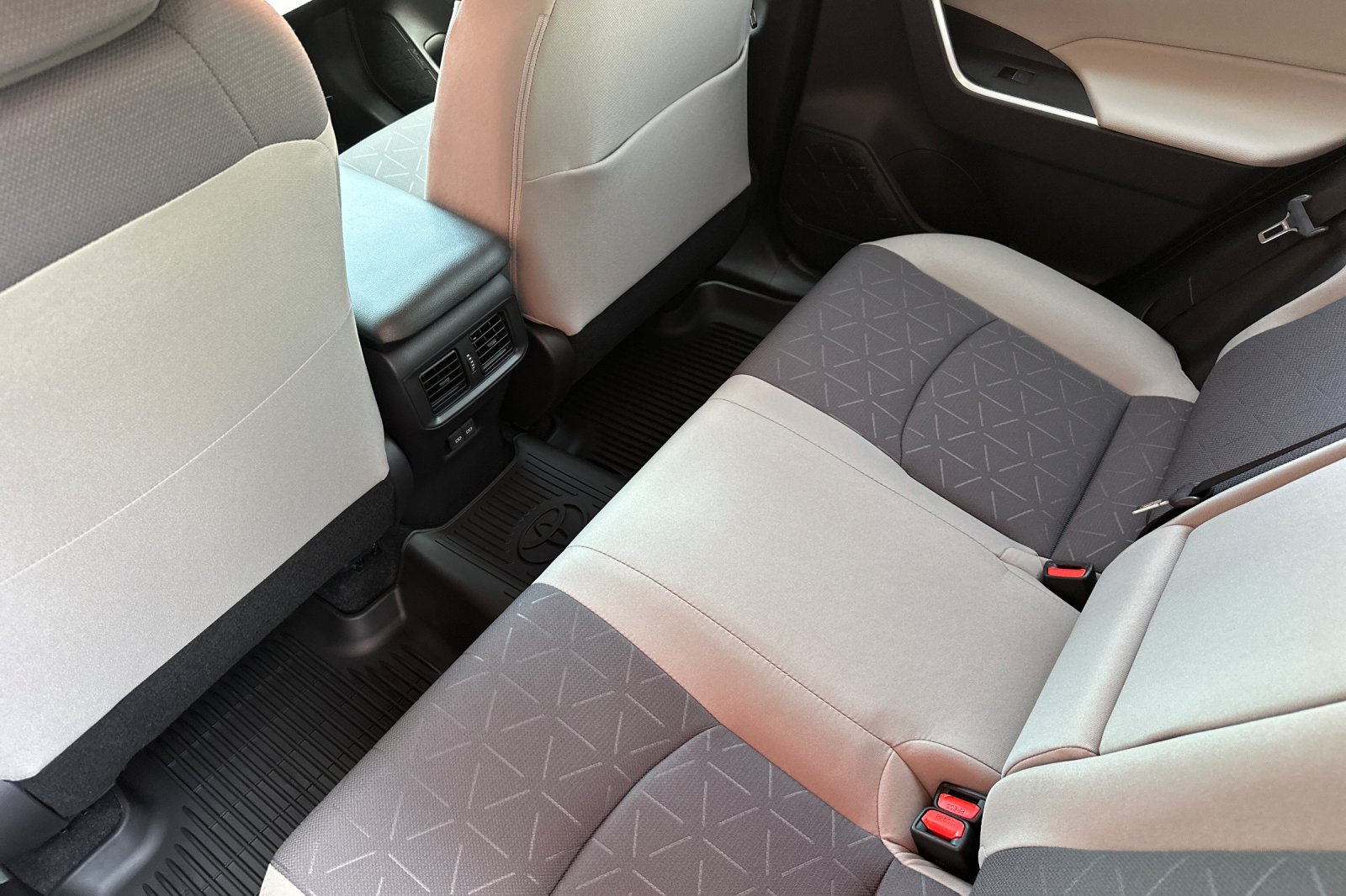 2025 Toyota RAV4 XLE photo 8