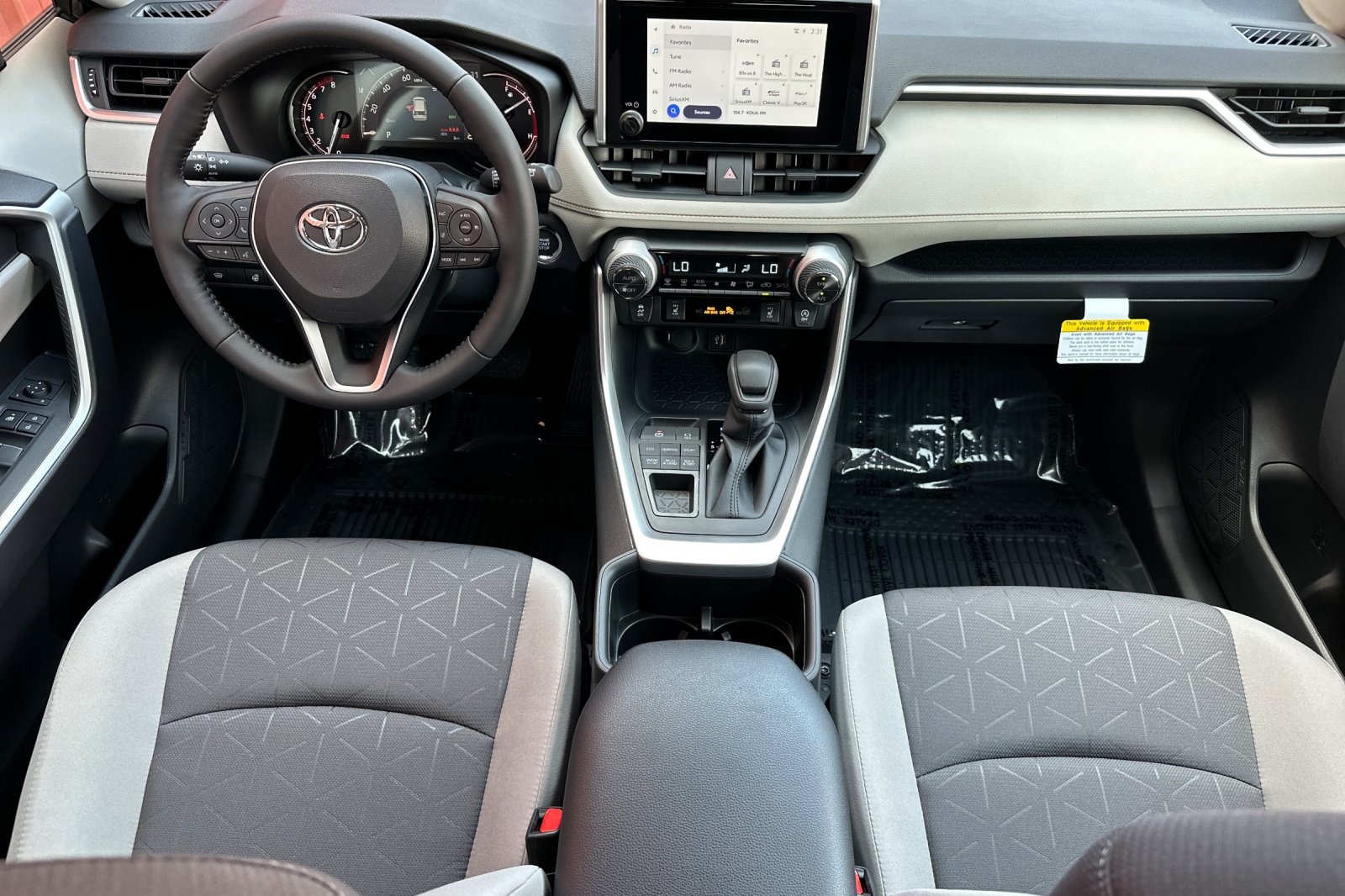 2025 Toyota RAV4 XLE photo 9