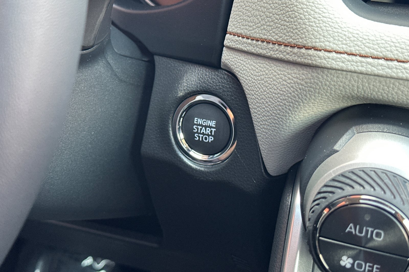 2025 Toyota RAV4 XLE photo 16