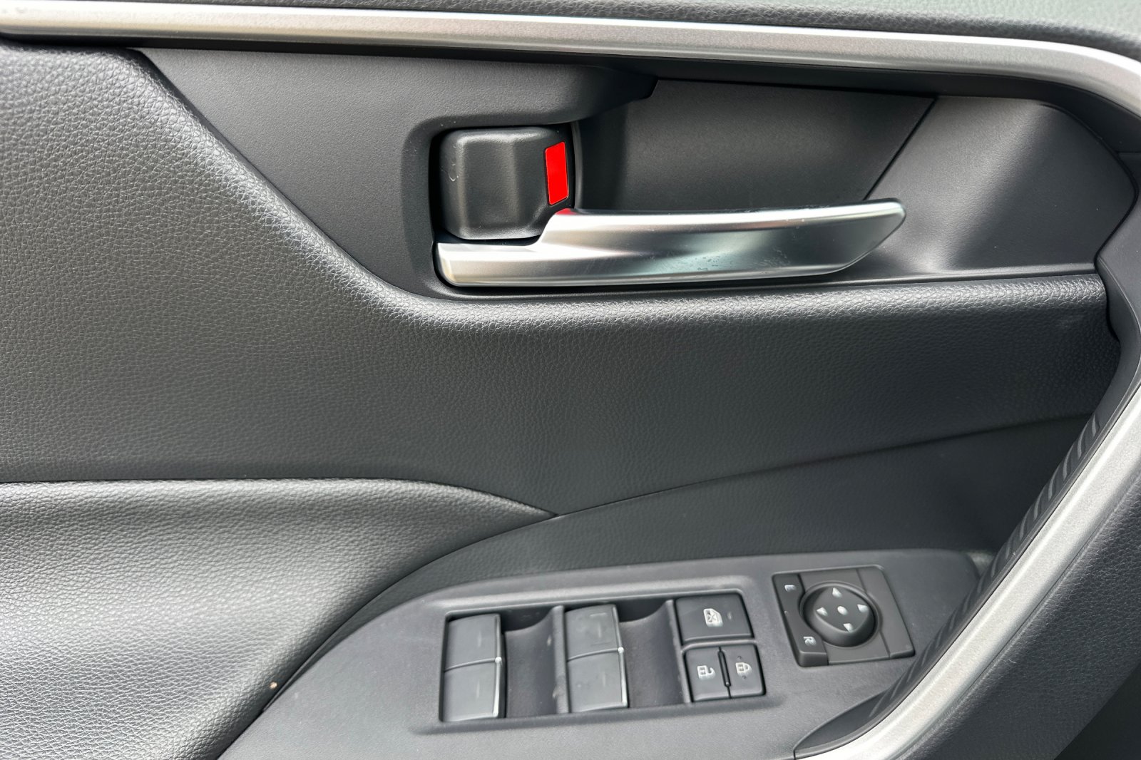 2025 Toyota RAV4 Hybrid XLE photo 7