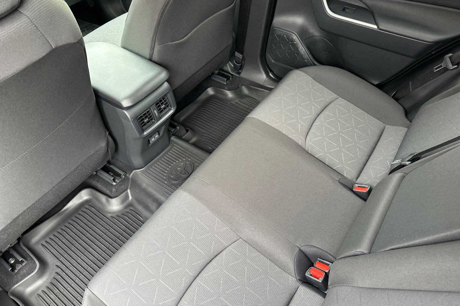 2025 Toyota RAV4 Hybrid XLE photo 8