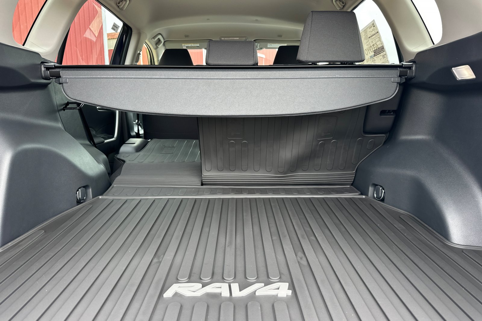 2025 Toyota RAV4 Hybrid XLE photo 11
