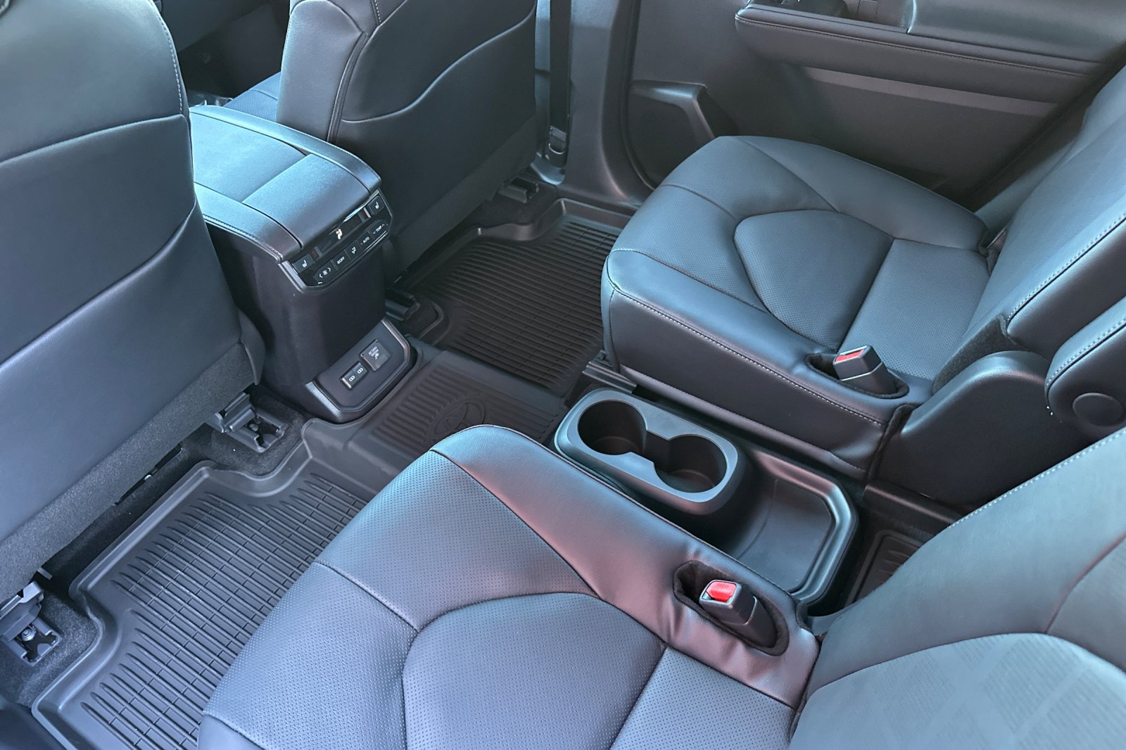2025 Toyota Highlander Hybrid Platinum photo 8