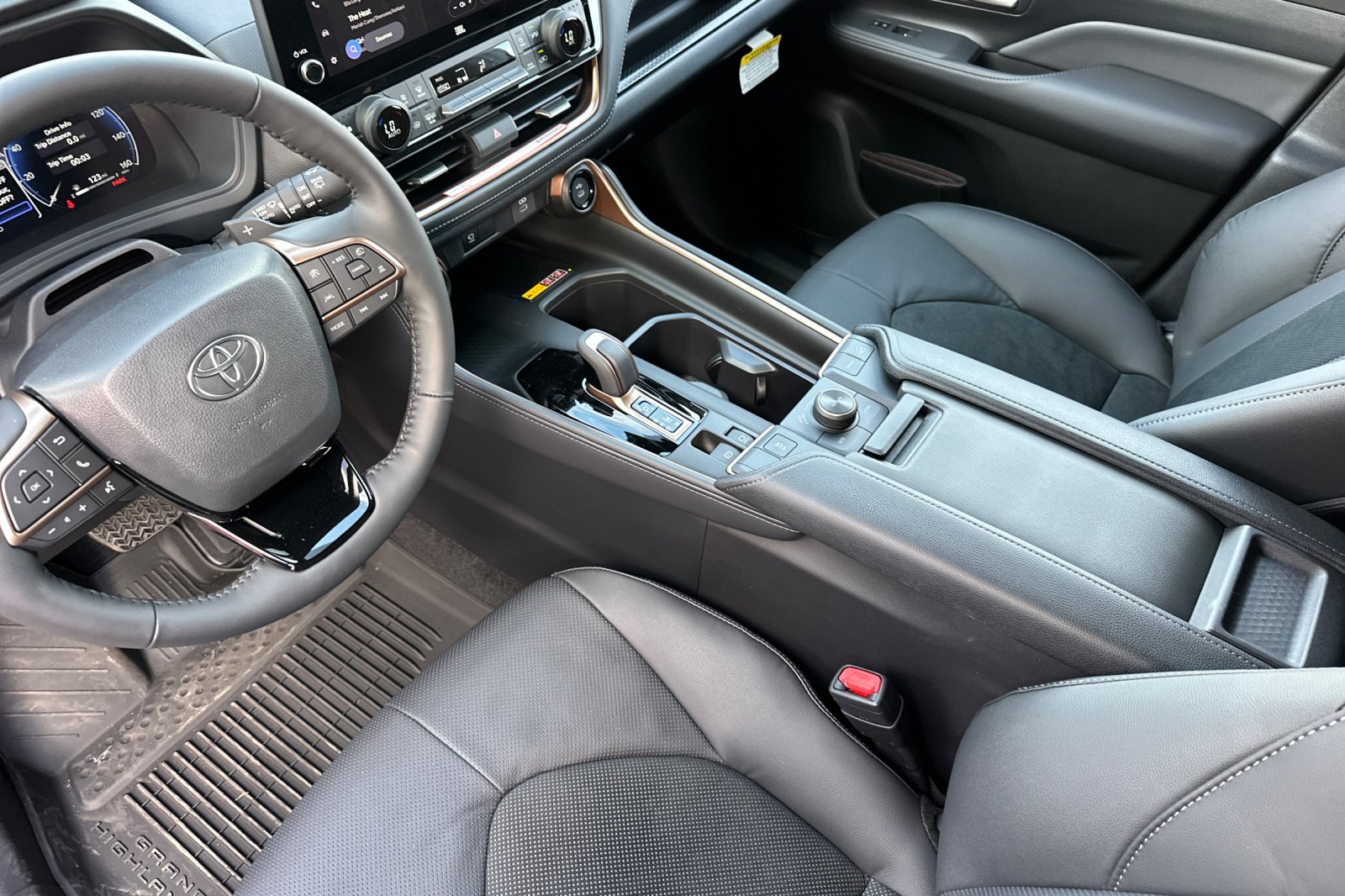2025 Toyota Grand Highlander Hybrid MAX Platinum AWD photo 4