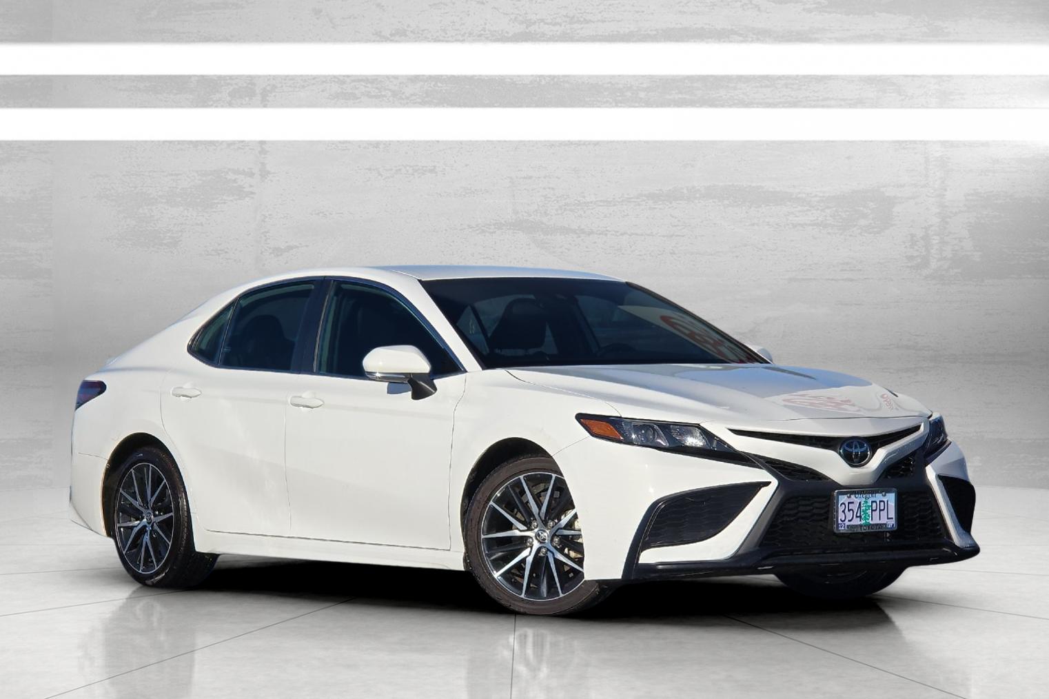 2024 Toyota Camry SE's photo