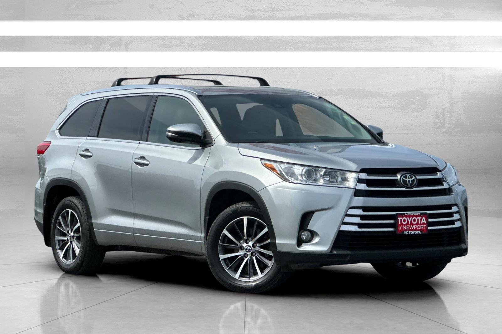 Used 2017 Silver Toyota XLE image 2