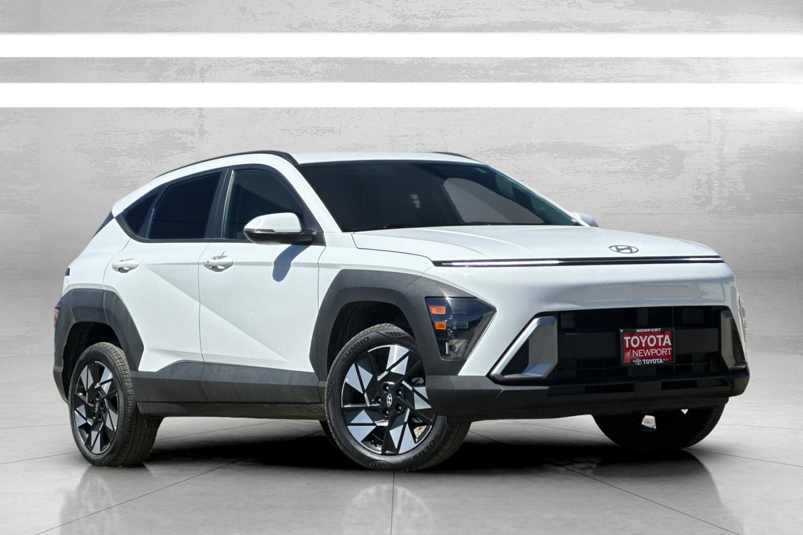 Used 2025 White Hyundai SEL image 2
