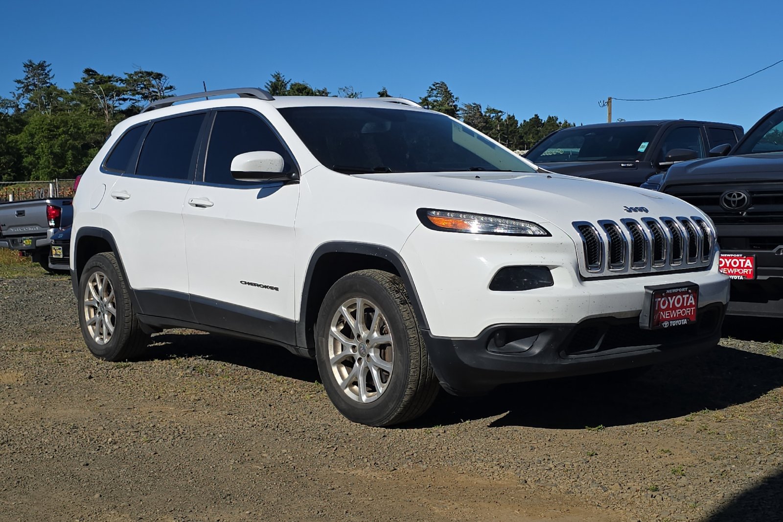 Used 2018 White Jeep Latitude Plus image 2