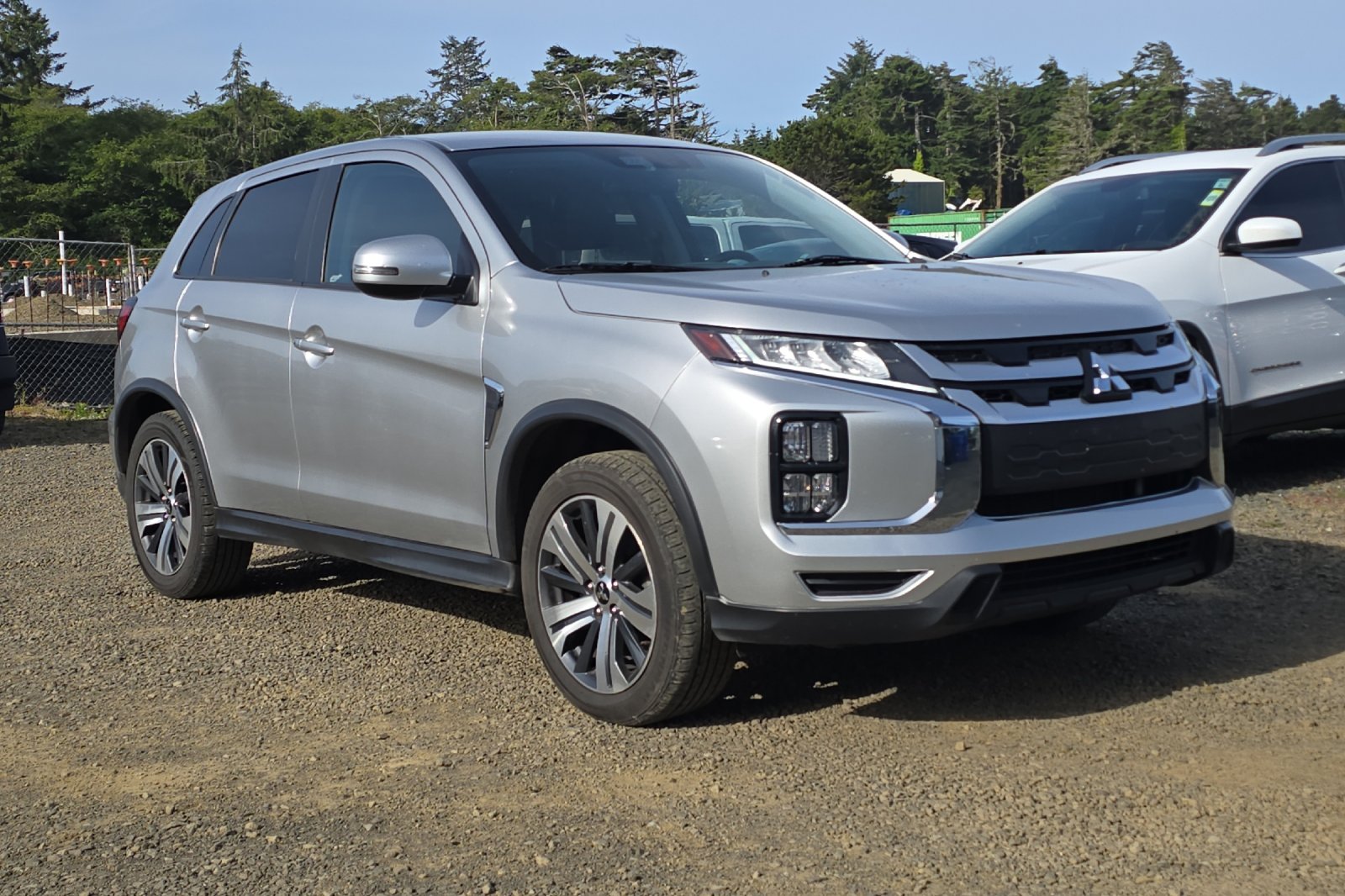 Used 2022  Mitsubishi 2.0 LE image 2
