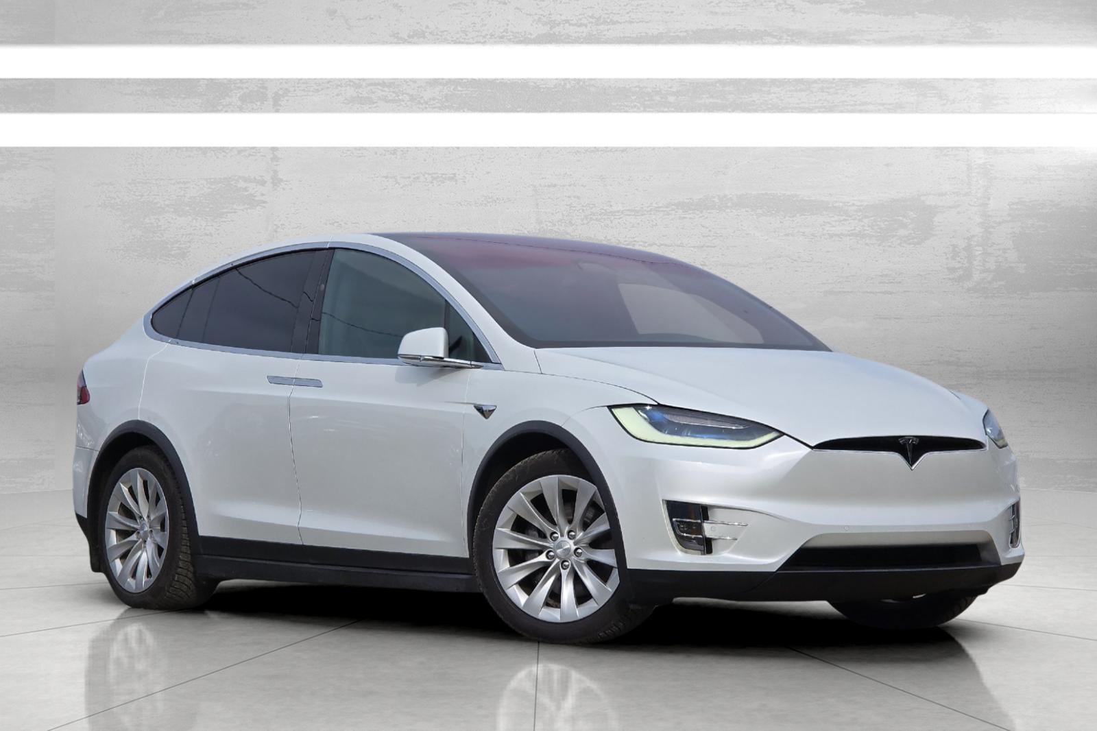 Used 2018  Tesla 75D image 2