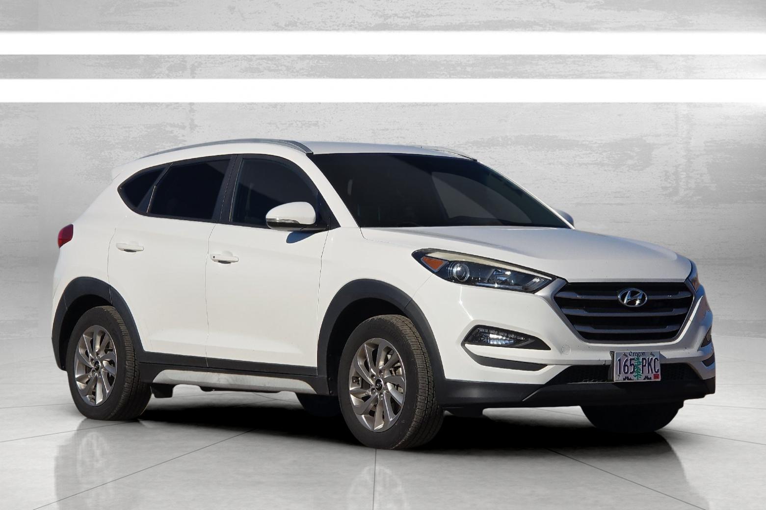 Used 2017 White Hyundai SE Plus image 2