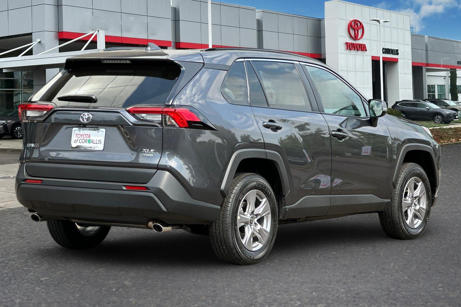 2025 Toyota RAV4 XLE photo 4