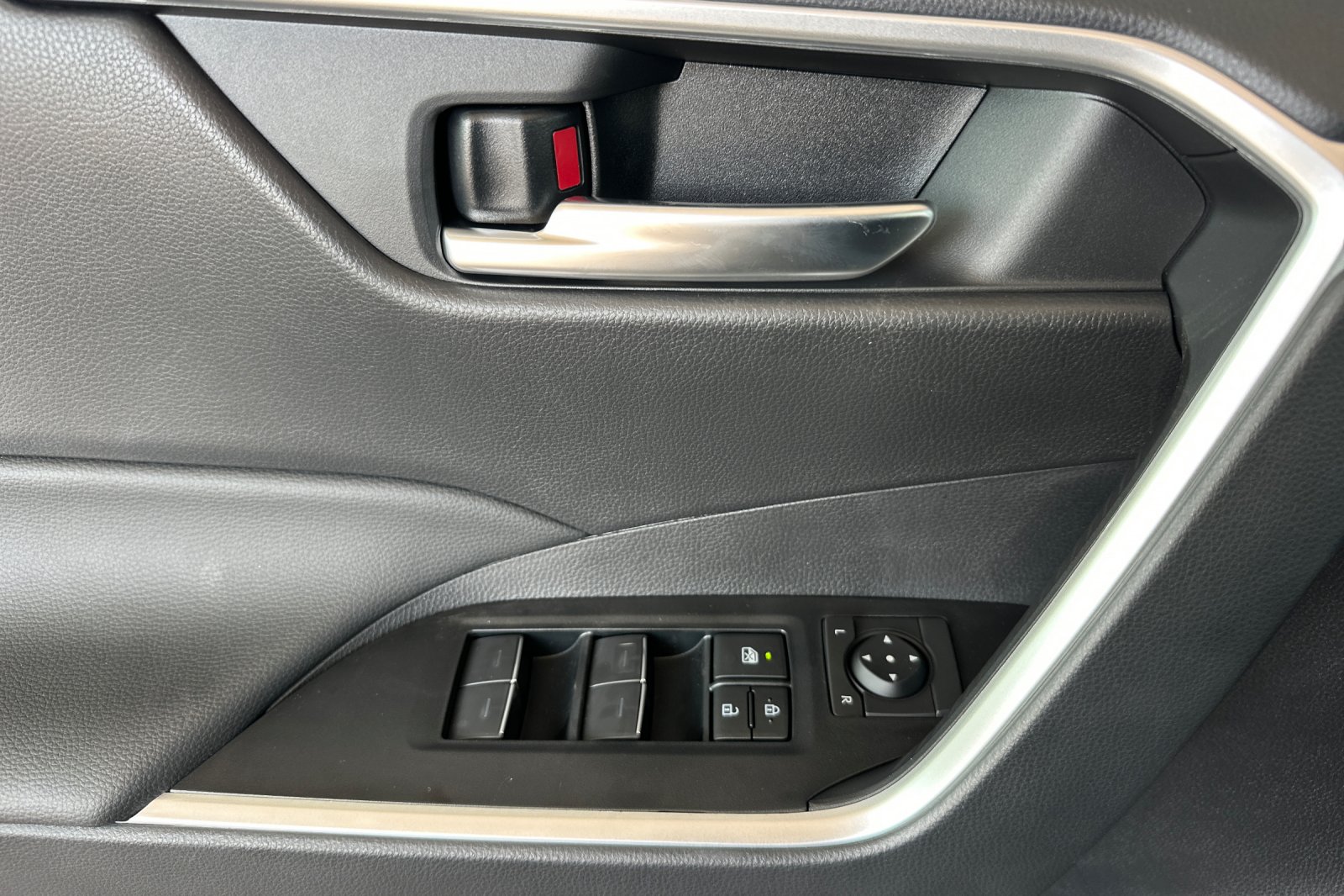 2025 Toyota RAV4 XLE photo 7