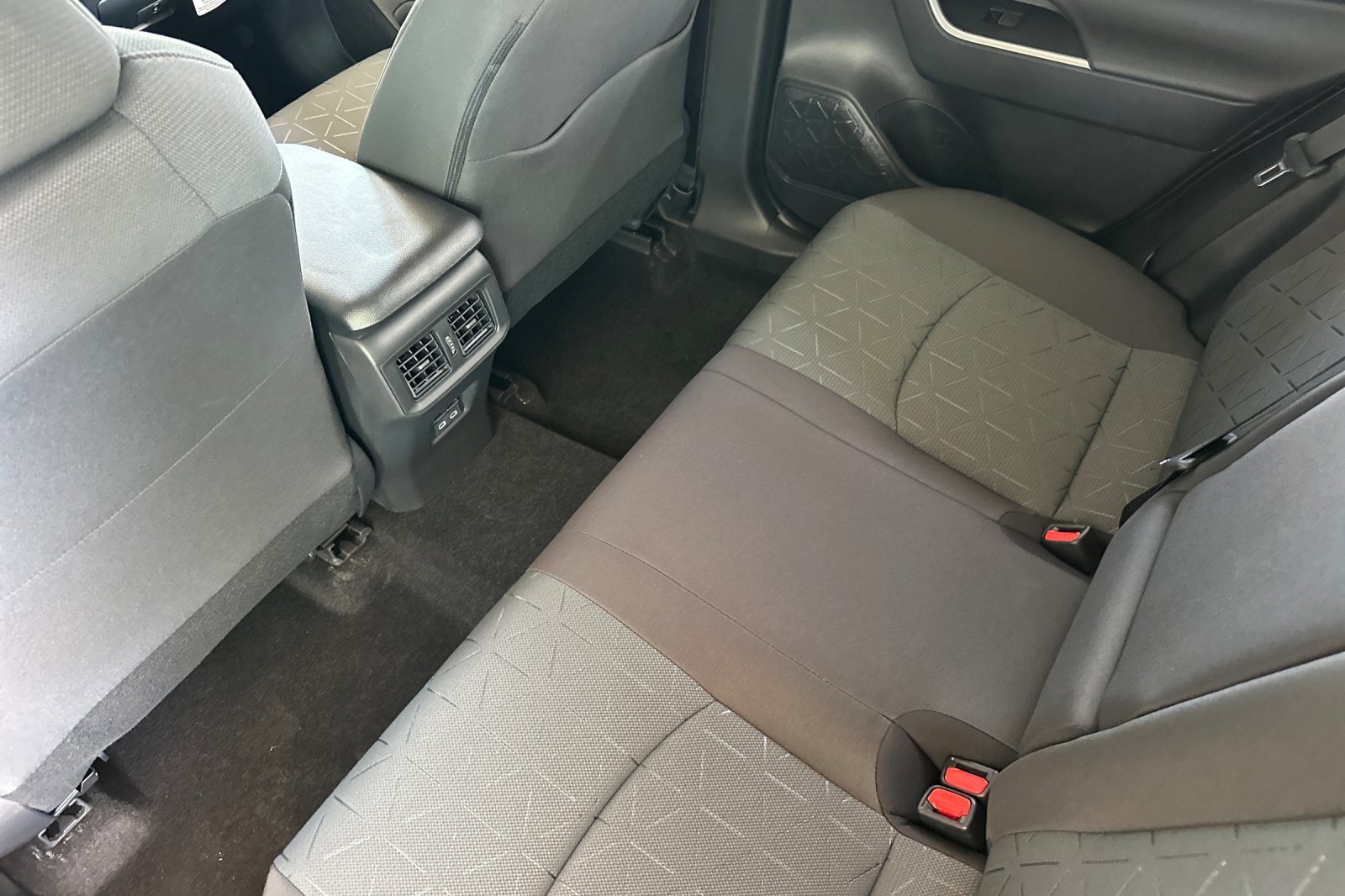 2025 Toyota RAV4 XLE photo 8