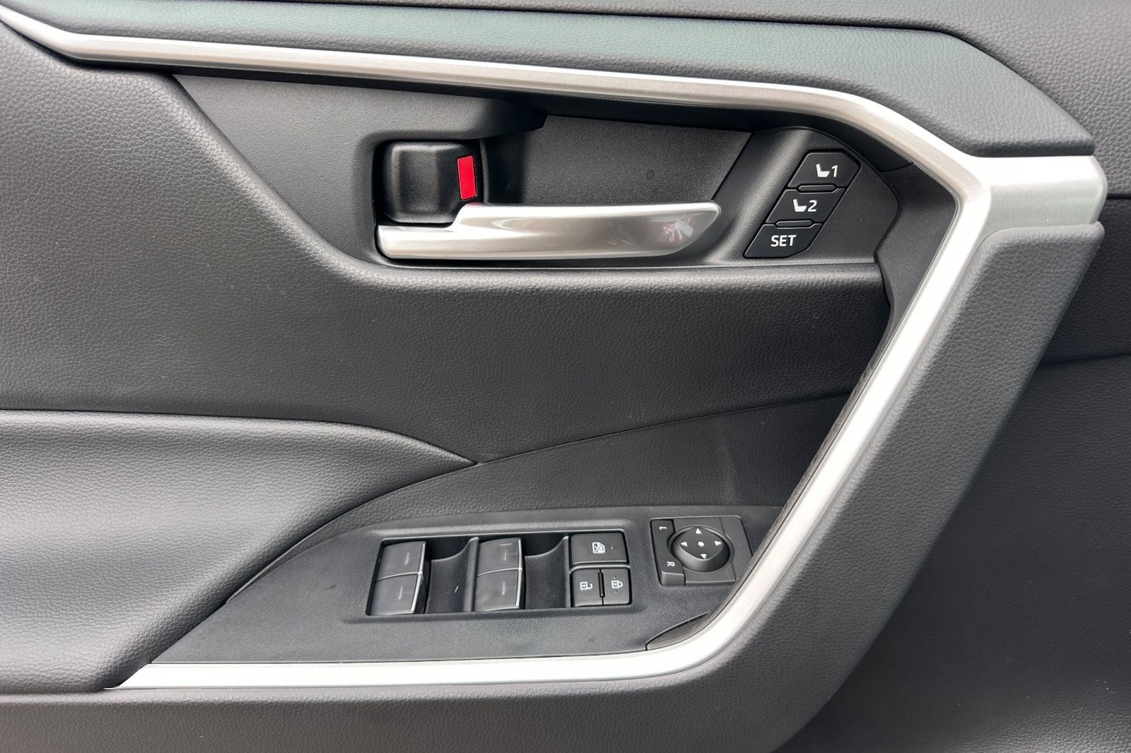2025 Toyota RAV4 XLE Premium photo 7