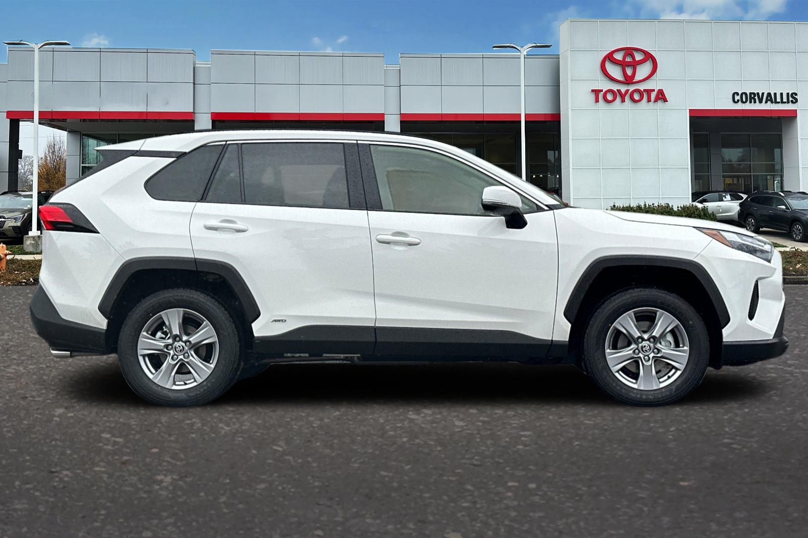 2025 Toyota RAV4 Hybrid XLE photo 3