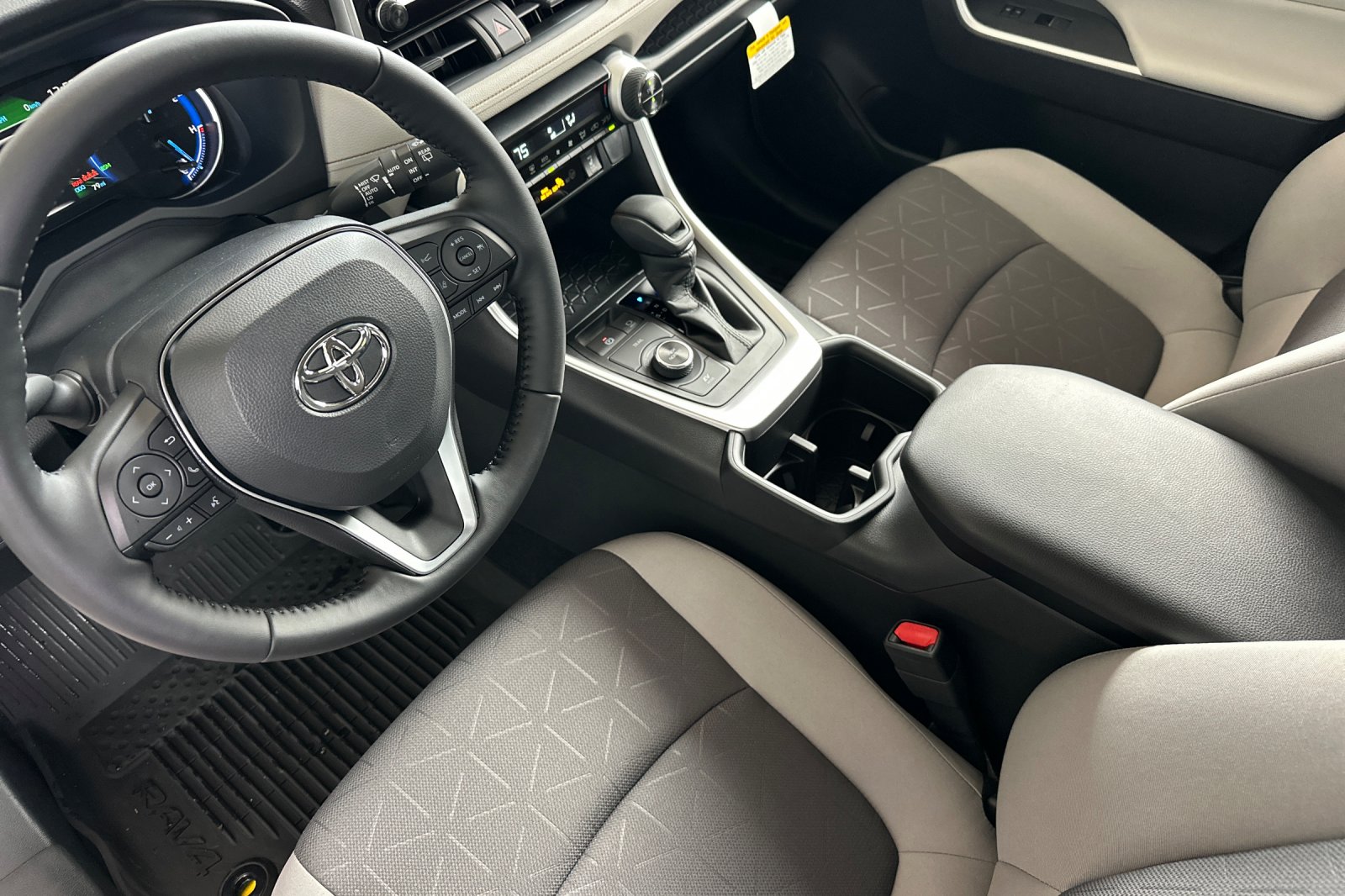 2025 Toyota RAV4 Hybrid XLE photo 6