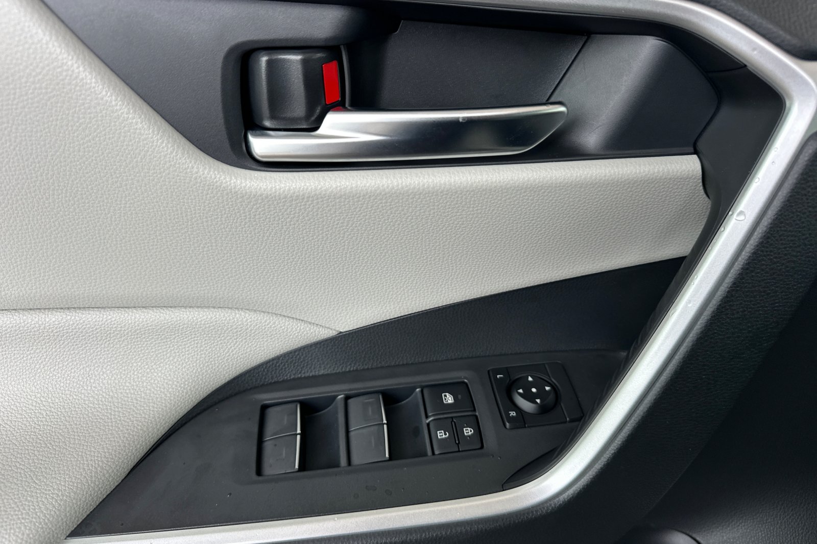 2025 Toyota RAV4 Hybrid XLE photo 7