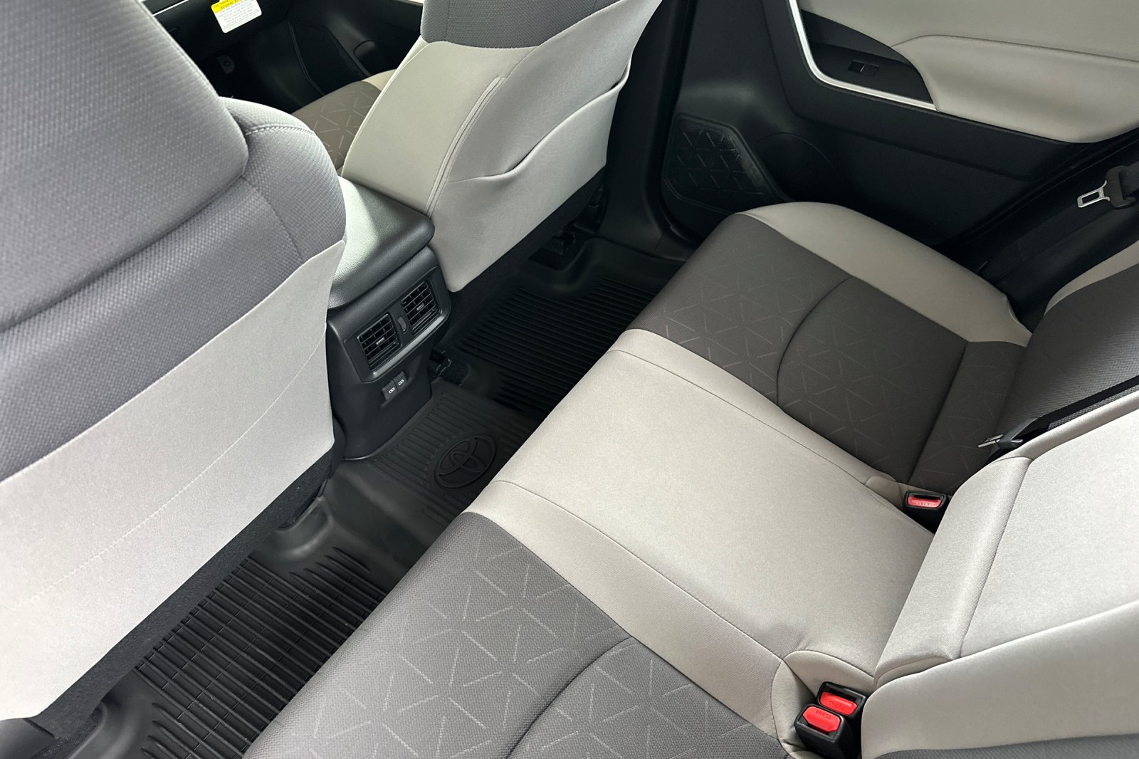 2025 Toyota RAV4 Hybrid XLE photo 8