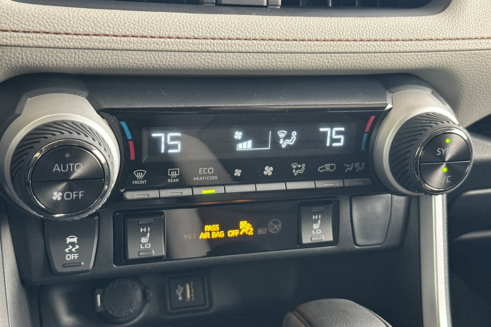 2025 Toyota RAV4 Hybrid XLE photo 14