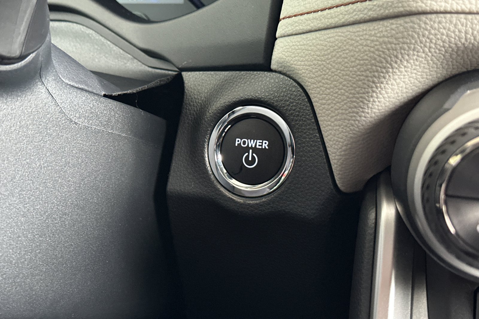 2025 Toyota RAV4 Hybrid XLE photo 16
