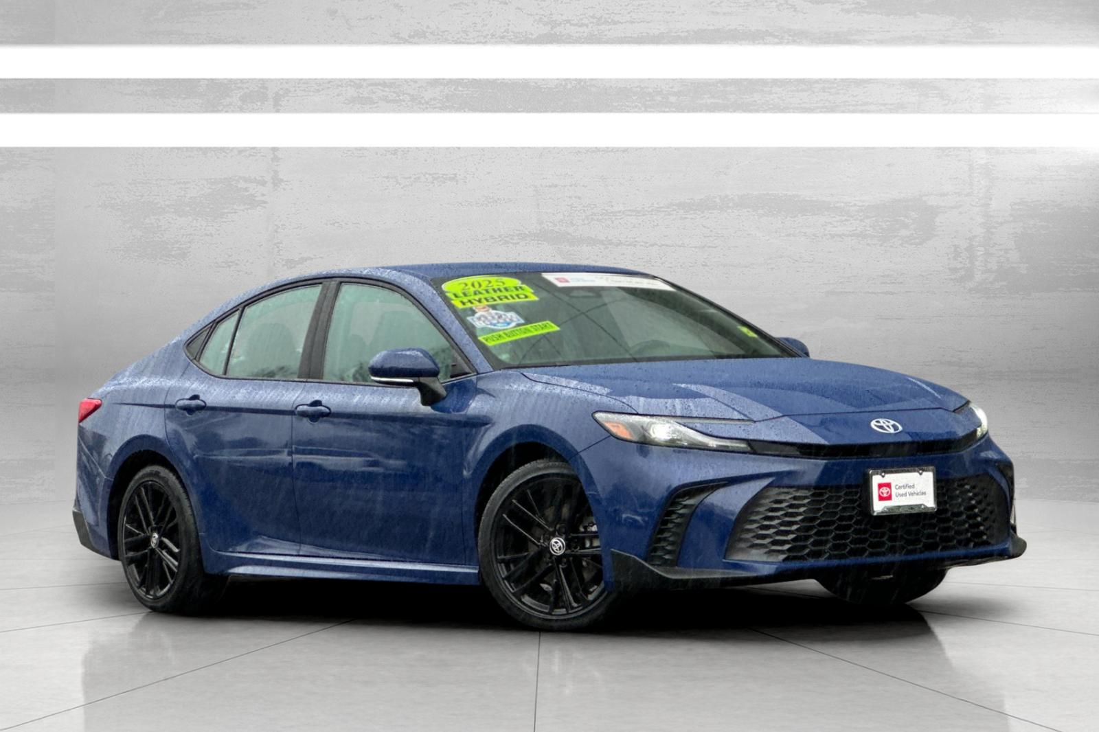 2025 Toyota Camry SE's photo