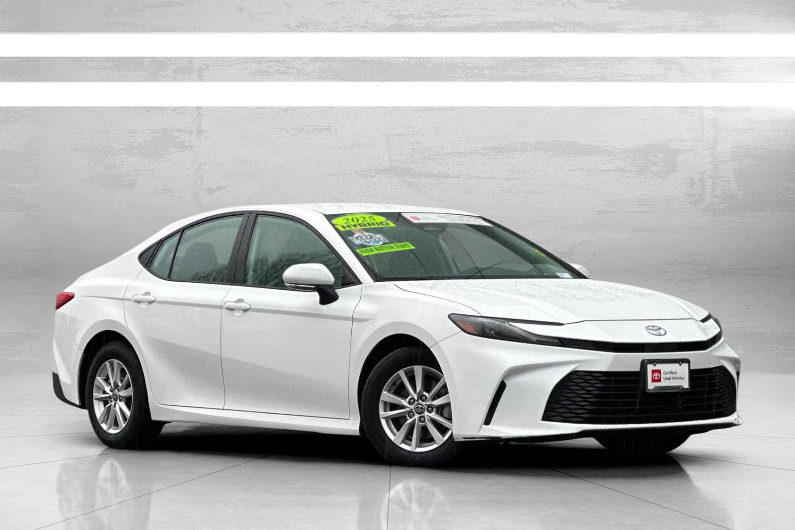 2025 Toyota Camry LE's photo