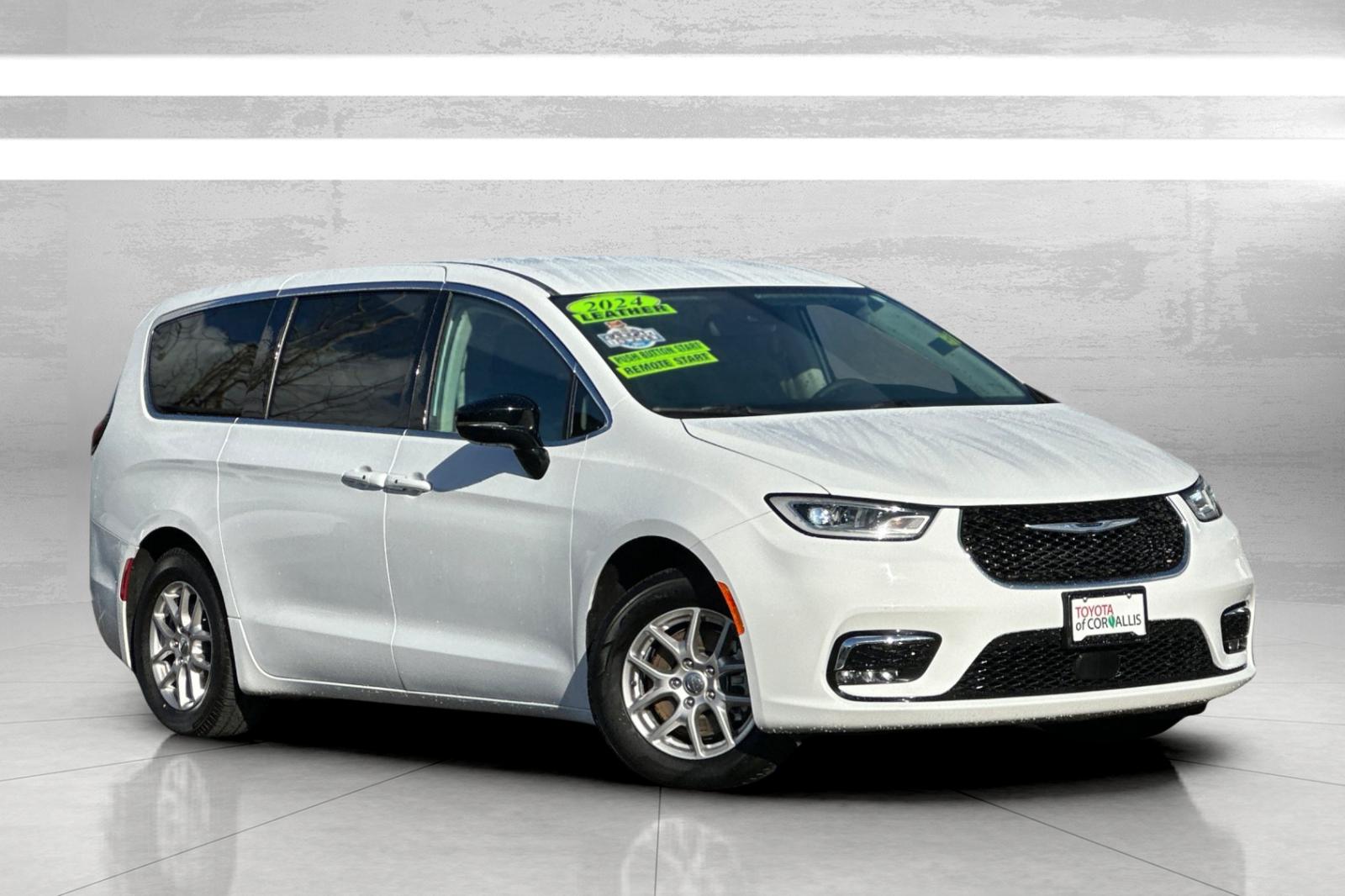 2024 Chrysler Pacifica Touring L's photo