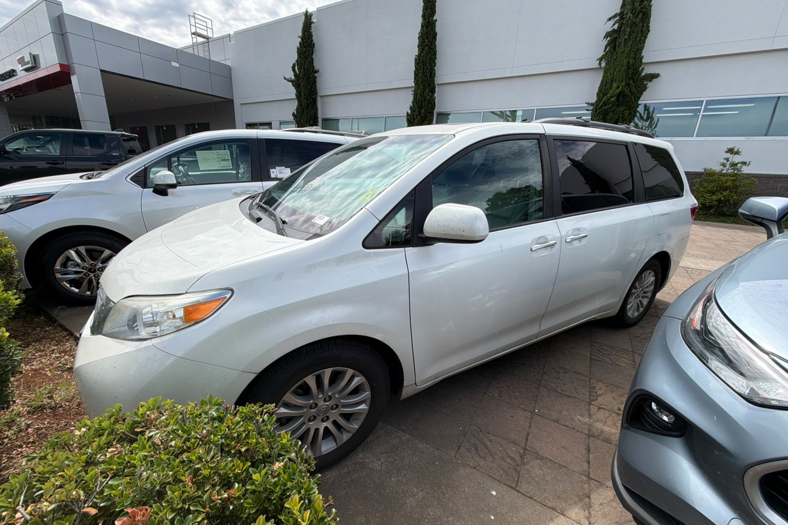 Used 2017 Blizzard Pearl Toyota XLE image 2