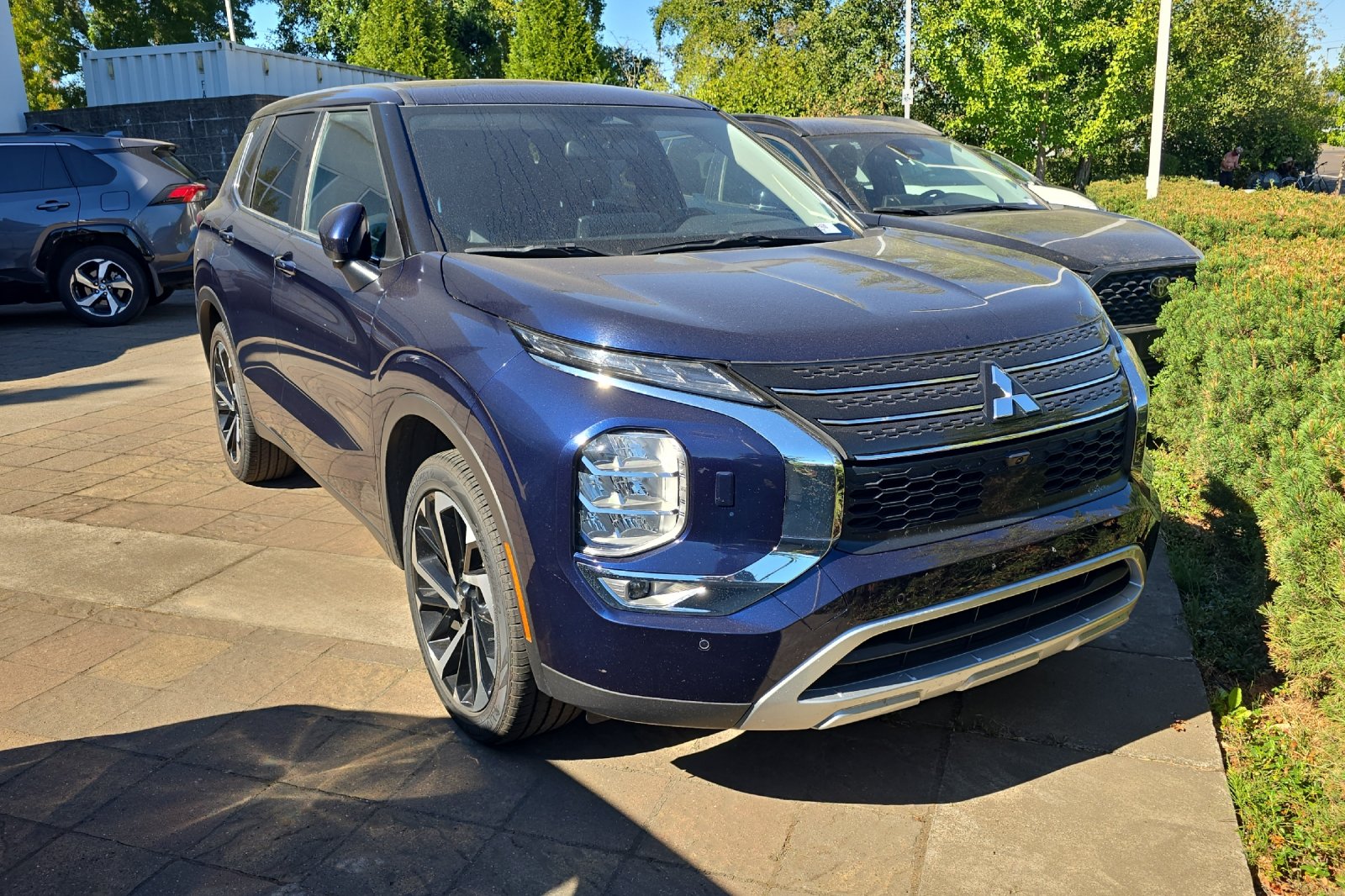 Used 2024 Blue Mitsubishi SE image 2