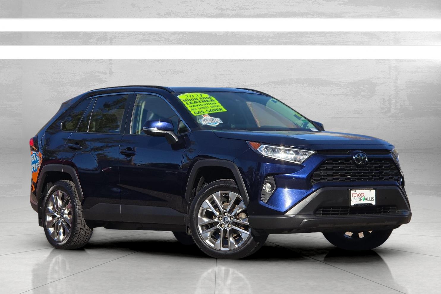 Used 2021  Toyota XLE Premium image 2