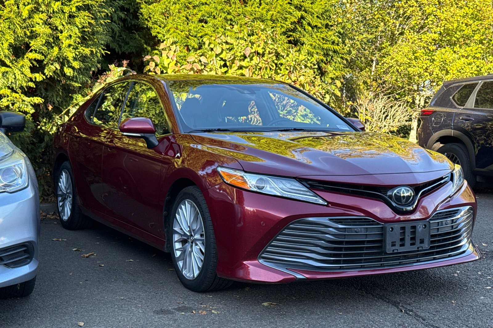 Used 2018 Red Toyota XLE image 2