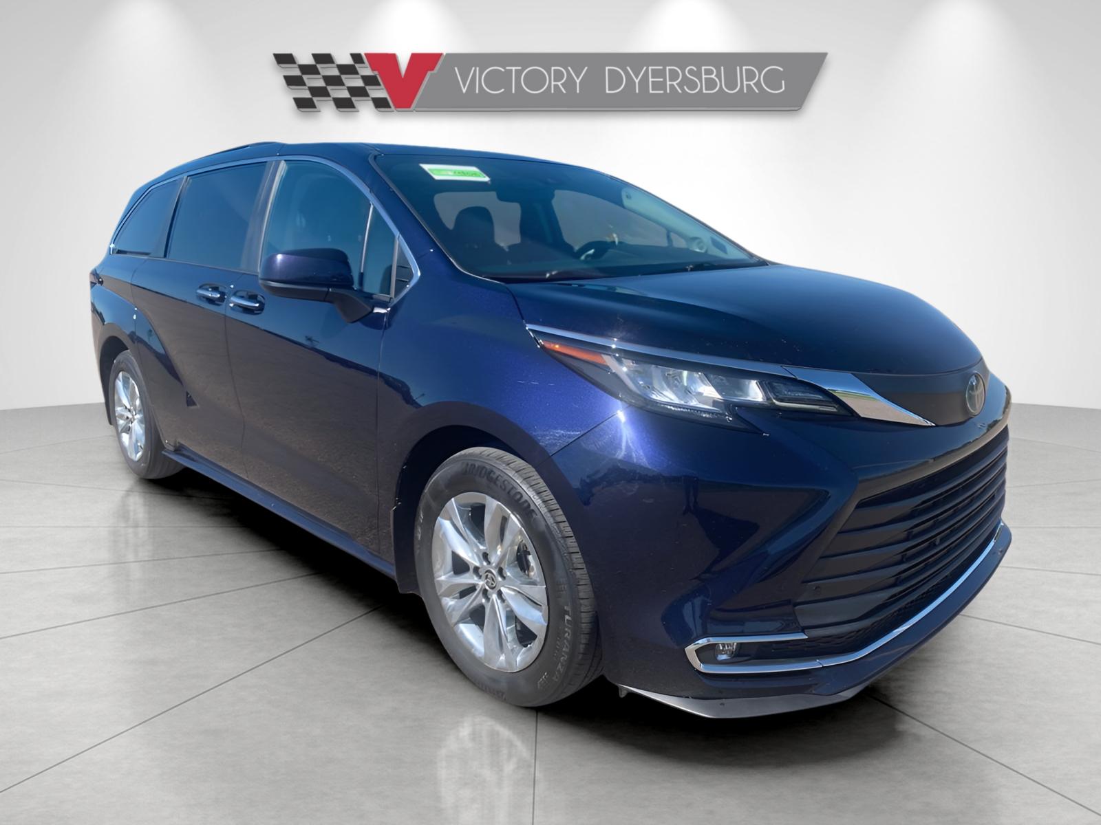 2023 Toyota Sienna XLE's photo