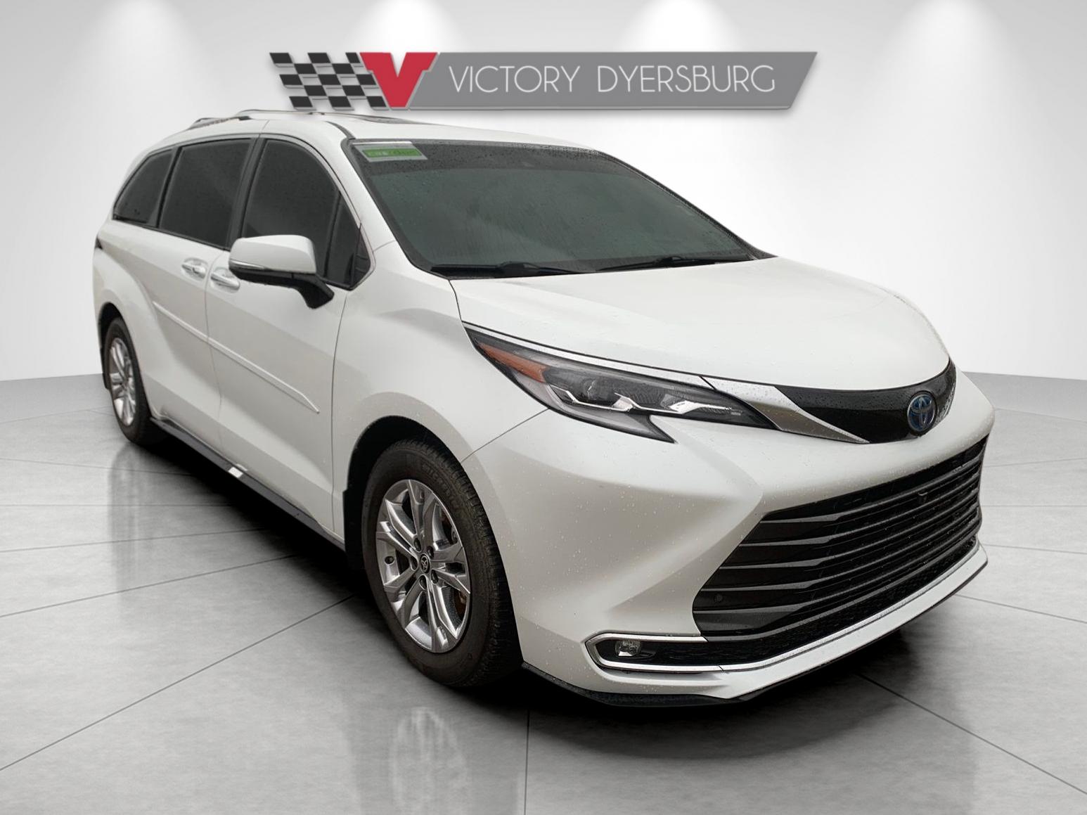 2022 Toyota Sienna Platinum's photo