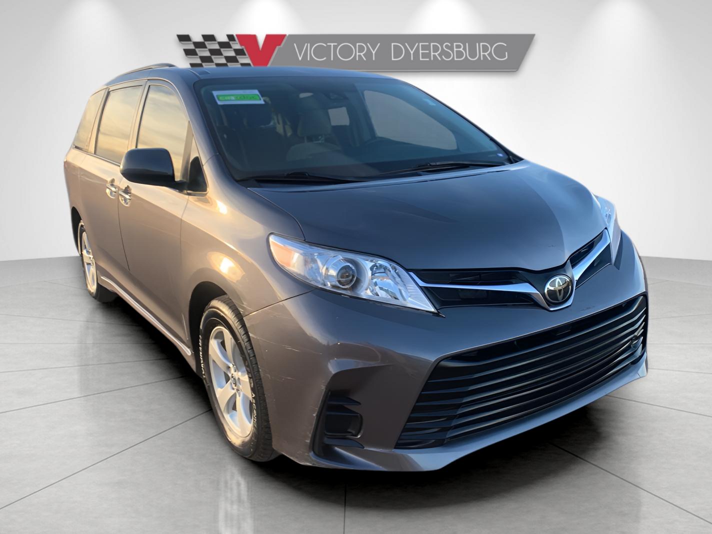 2020 Toyota Sienna LE's photo