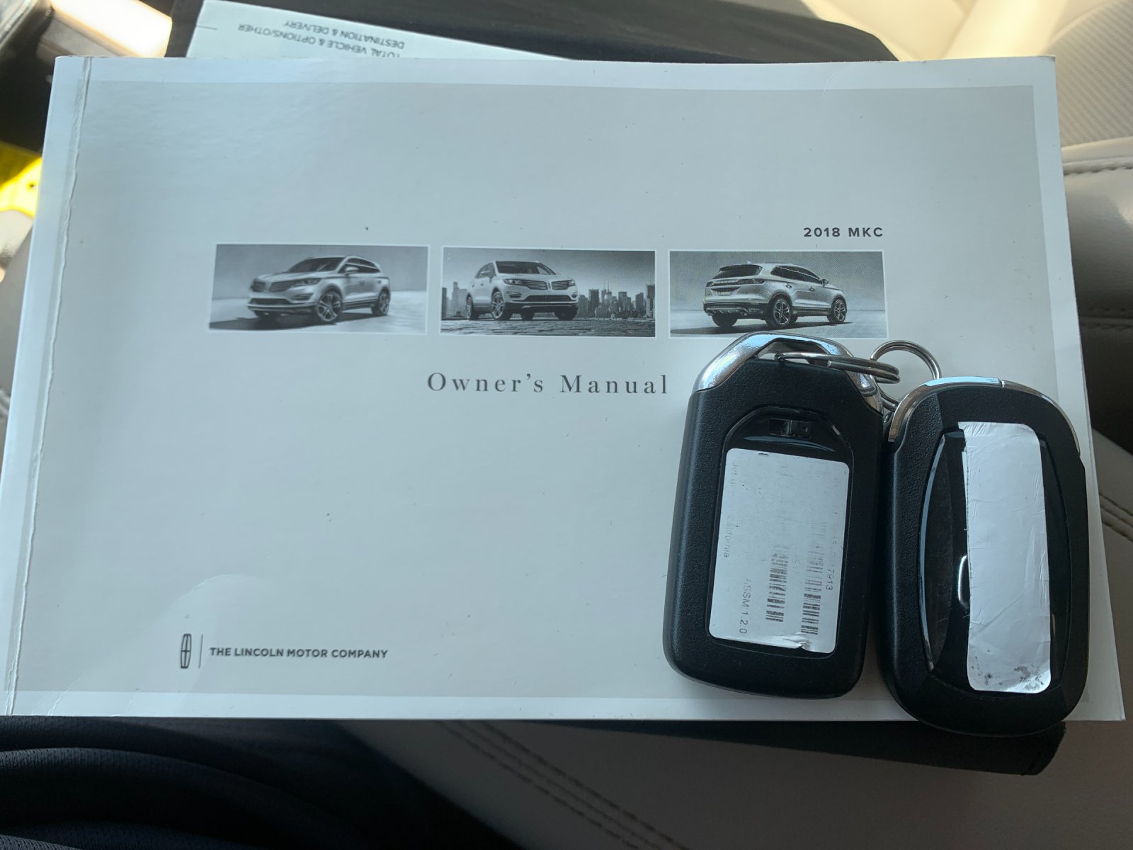 Used 2018 Red Lincoln Select image 2