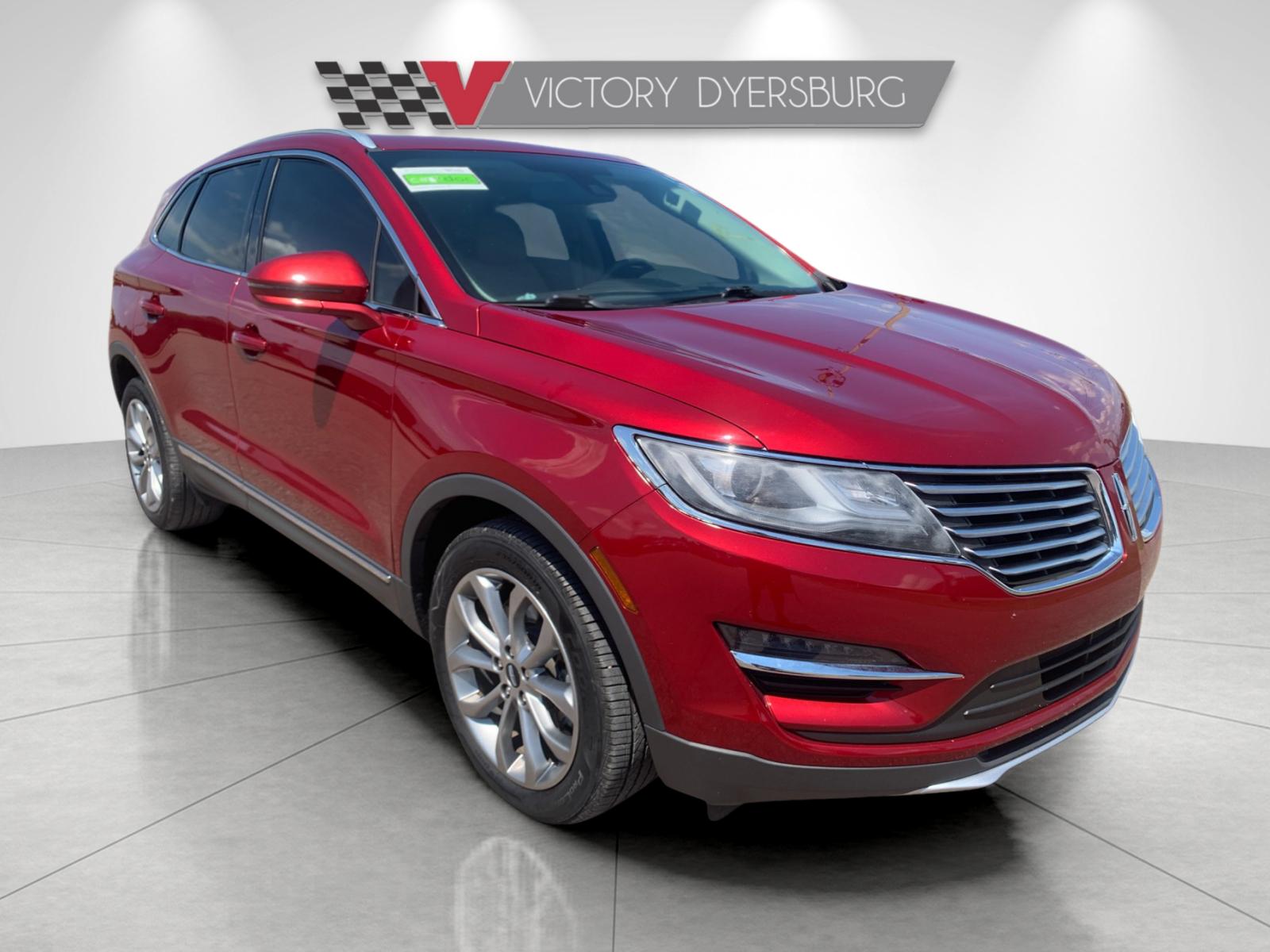 Used 2018 Red Lincoln Select image 2