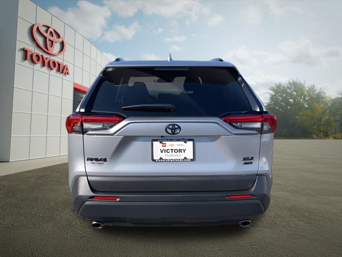 2025 Toyota RAV4 XLE photo 4